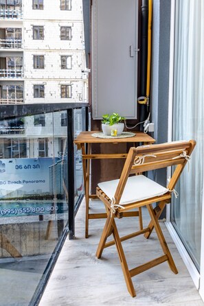Outdoor dining - Cozy studio near the sea with AC, WiFi and big 50" TV in Guru Residence Batumi (Batumi)