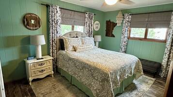 4 bedrooms, travel crib, WiFi, bed sheets