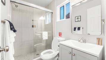 Regadera, toallas, jabón, shampoo