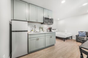 Kühlschrank, Mikrowelle, Herdplatte, Wasserkocher mit Kaffee-/Teezubehör