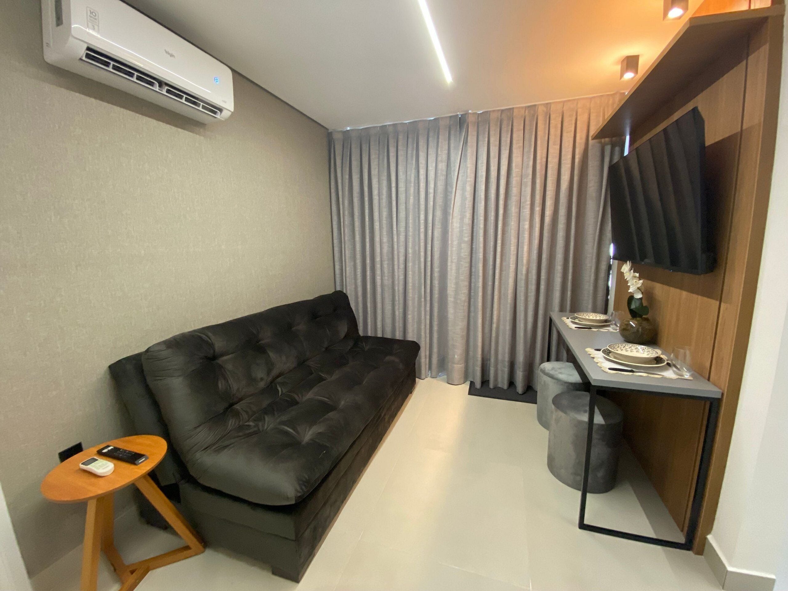 Appartamento Deluxe, 1 letto matrimoniale con divano letto, non fumatori, lanai | Area soggiorno | TV 32 pollici con canali via cavo, Netflix, servizi in streaming