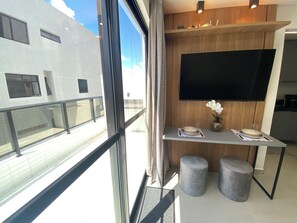 Premium Apartment | Living area | 32-inch TV with cable channels, Netflix, streaming services - Bela Hospedagem - Mahalo Flats a 80m da praia (João Pessoa)