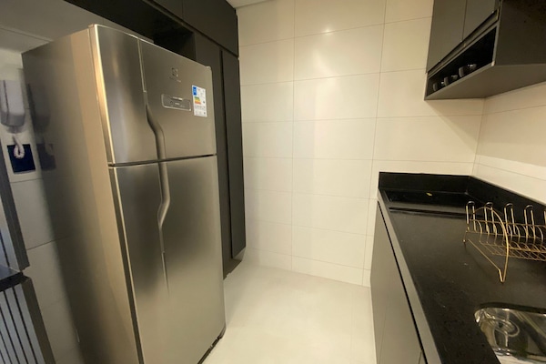 Apartemen Basic | Dapur pribadi | Lemari es, microwave, dan peralatan masak/sendok-piring