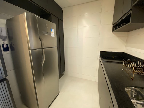 Basic Apartment | Private kitchen | Fridge, microwave, cookware/dishes/utensils