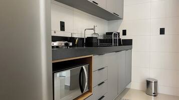 Apartamento premium | Cozinha privada | Geladeira, micro-ondas, talheres/pratos/utensílios de cozinha