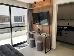 Departamento Premium | Área de sala de estar | Televisión de 32 pulgadas con canales por cable y Netflix 