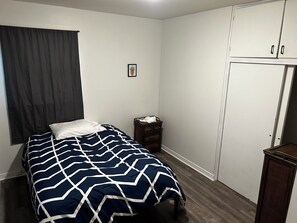 2 bedrooms, iron/ironing board, WiFi, bed sheets - 2 Bed house centrally located (Rapid City)