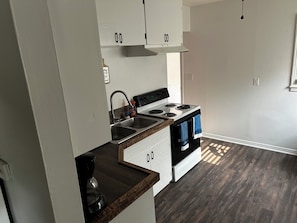 Fridge, microwave, oven, stovetop - 2 Bed house centrally located (Rapid City)