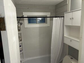 Toallas, jabón, shampoo, papel higiénico