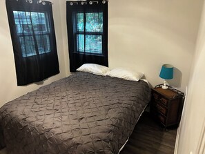 2 bedrooms, iron/ironing board, WiFi, bed sheets - 2 Bed house centrally located (Rapid City)