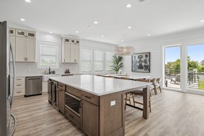 Fridge, microwave, oven, stovetop - Rooftop Bar, SONOS, Sand Volleyball + FREE Golf Cart | Short Walk To The Beach (Miramar Beach)