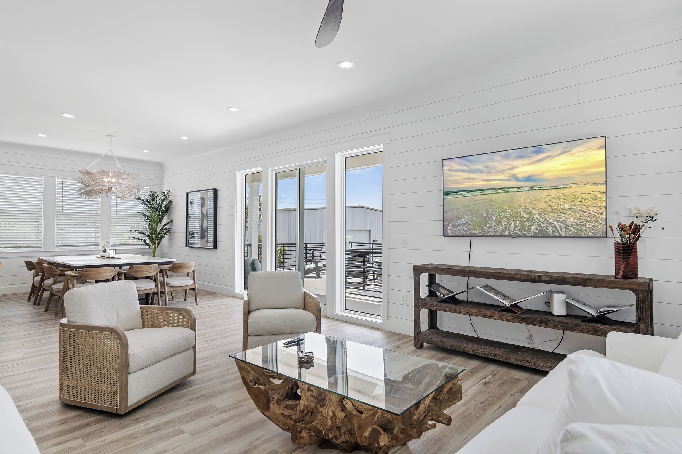 Télévision, table de tennis de table, chaîne hi-fi