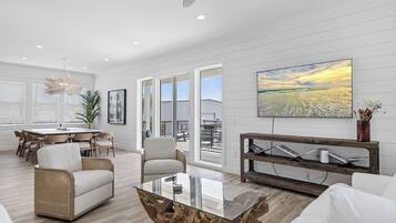 Télévision, table de tennis de table, chaßne hi-fi