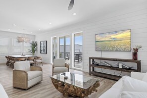 Televisión, mesa de ping pong, estéreo