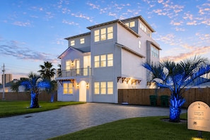 Exterior - Casa Blanca | Rooftop Bar • Elevator • Golf Cart • 400' Beach Access (Miramar Beach)