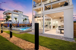 Outdoor dining - Casa Blanca | Rooftop Bar • Elevator • Golf Cart • 400' Beach Access (Miramar Beach)