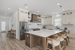 Fridge, microwave, oven, stovetop - Rooftop Bar, SONOS, Sand Volleyball + FREE Golf Cart | Short Walk To The Beach (Miramar Beach)