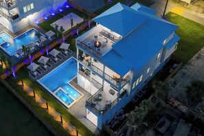 Exterior - Rooftop Bar, SONOS, Sand Volleyball + FREE Golf Cart | Short Walk To The Beach (Miramar Beach)