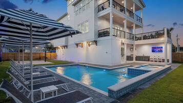 Lämmitetty uima-allas