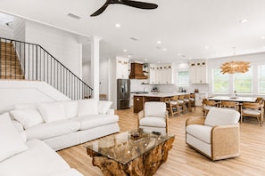 Smart TV, table tennis, stereo - Casa Blanca | Rooftop Bar • Elevator • Golf Cart • 400' Beach Access (Miramar Beach)