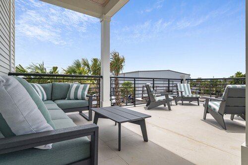 Rooftop Bar, SONOS, Sand Volleyball + FREE Golf Cart | Short Walk To The Beach