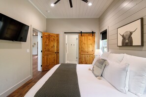 3 habitaciones, tabla de planchar con plancha, wifi y ropa de cama