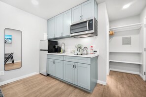 Fridge, microwave, stovetop, coffee/tea maker - New Modern Apartment w/ AC - Central to SD (El Cajon)
