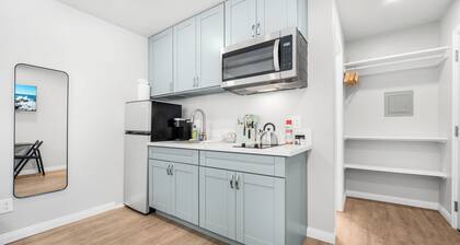 New Modern Apartment w/ AC - Central to SD