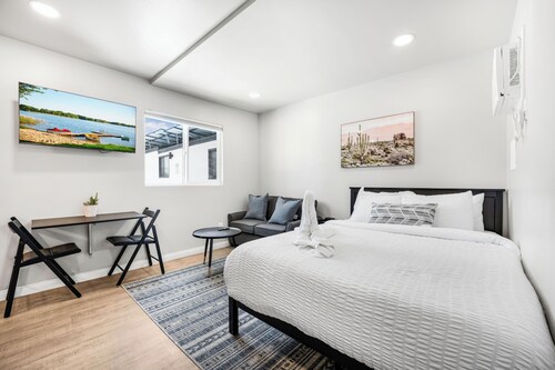 New Modern Apartment w/ AC - Central to SD