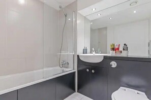 Hair dryer, towels, soap, shampoo - Placido Apartments Suites  (Birmingham)