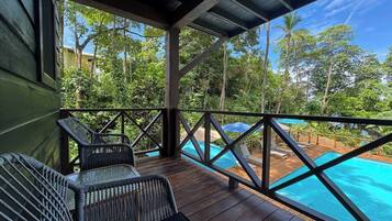 Deluxe-Doppelzimmer, eigener Pool, Gartenblick | Balkon