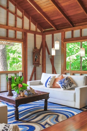 Área de sala de estar. The Lodge at Punta Rica