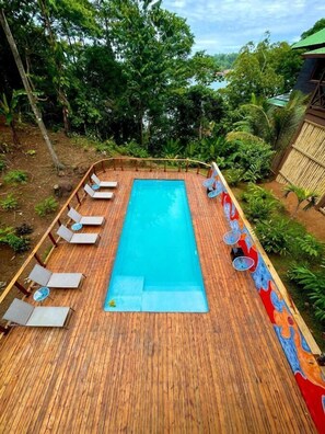 Outdoor pool, pool umbrellas, pool loungers - The Lodge at Punta Rica (Bastimentos)
