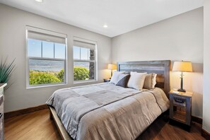 2 makuuhuonetta, työpöytä, silitysrauta/-lauta, vauvan matkasänky