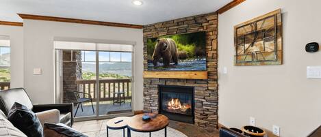 TV connectée, cheminée, table de tennis de table, livres