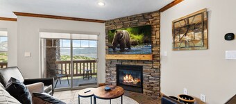 Cozy Fireplace, Hot Tub, & Garage 3 Minutes to Deer Valley East Village & Skiing