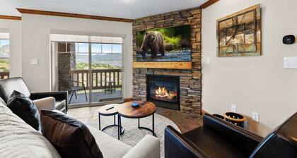 Cozy Fireplace, Hot Tub, & Garage 3 Minutes to Deer Valley East Village & Skiing
