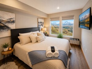 2 habitaciones, escritorio y tabla de planchar con plancha 