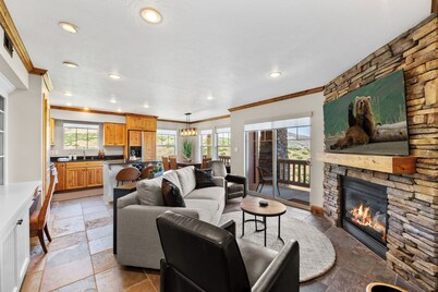 Breathtaking Balcony Lake View, Fireplace, Hot Tub, Near Park City & Deer Valley