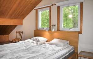 4 bedrooms, travel cot, Internet