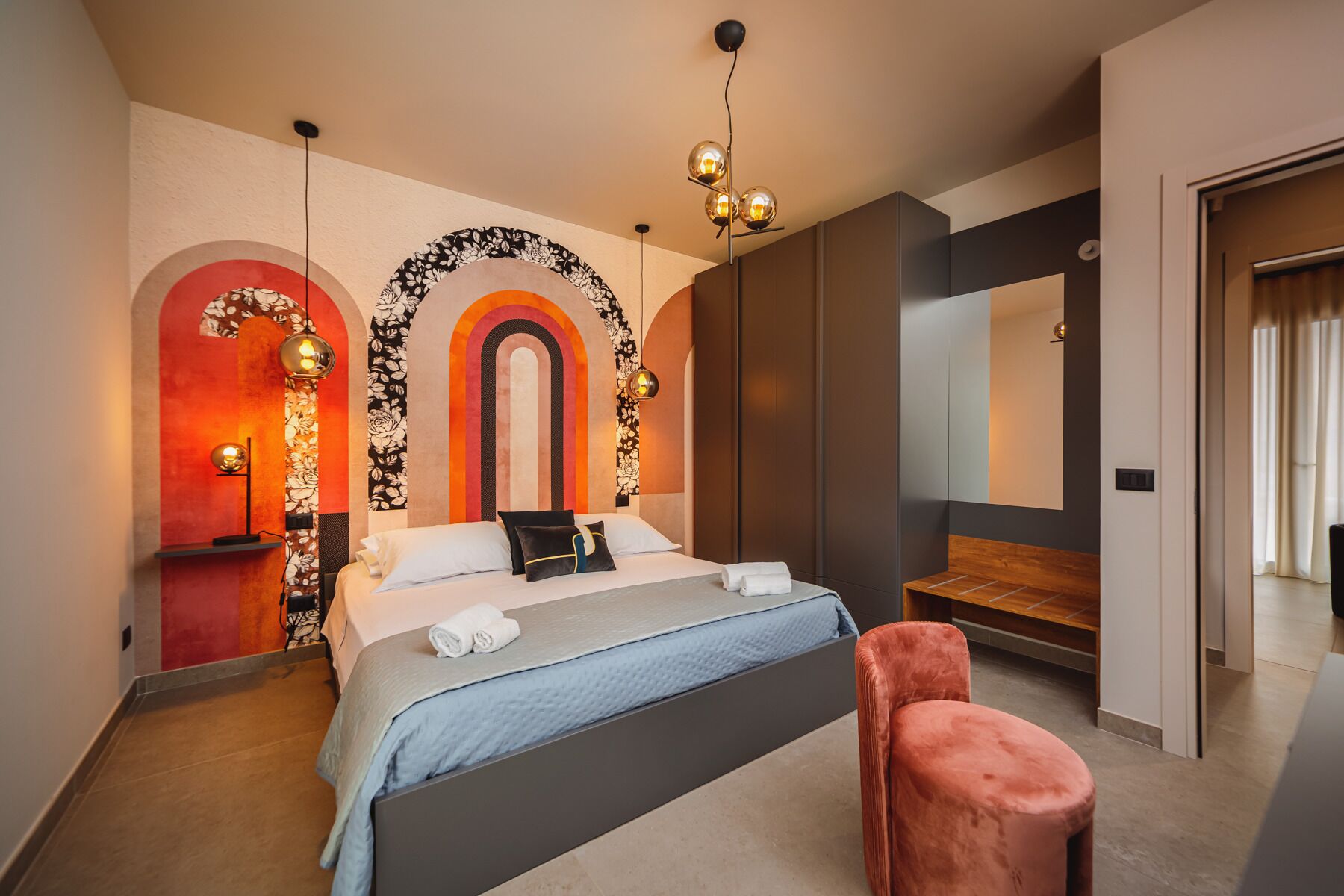 5 室のベッドルーム、セーフティボックス (室内)、デスク、アイロン / アイロン台