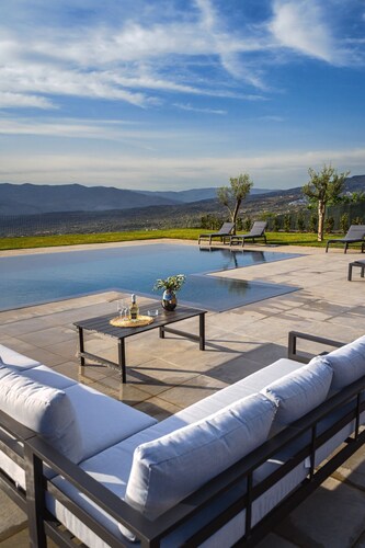 Villa Esclusiva con Piscina a Sfioro nel Cuore Dell'oro Verde Dell'etna