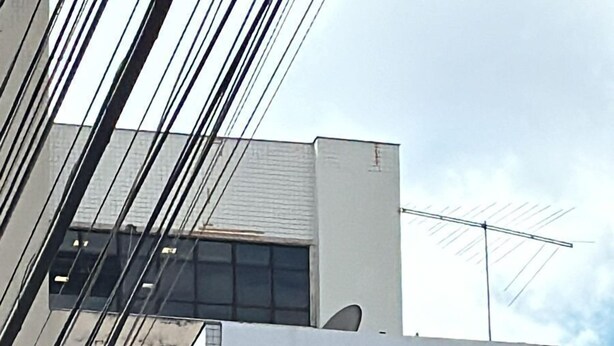 A building with a sign that reads "Edificio Astecca".