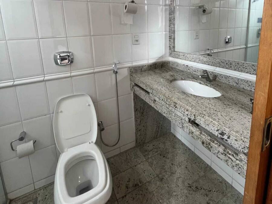 Un baño con inodoro, lavamanos y ducha.