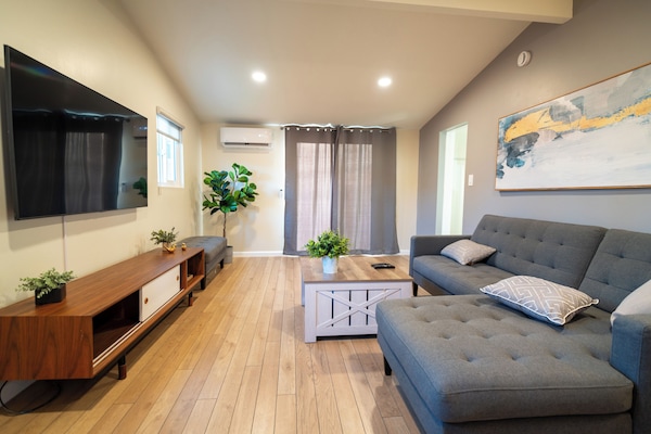 Een smart-tv, tafelvoetbal, een kantoor en een computerscherm