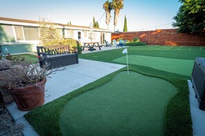 Property grounds - Anaheim full 4Br2Ba home--Mini Golf&games near Disneyland, convention center (Anaheim)
