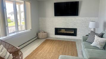 Smart TV, fireplace