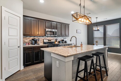 Aubrey Escape w/ Fenced Backyard by StayLage