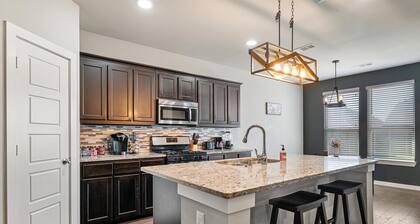 Aubrey Escape w/ Fenced Backyard by StayLage