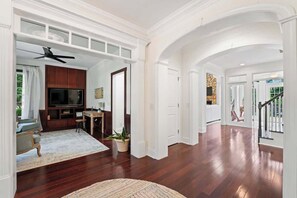 Téléviseur connecté, foyer, chaîne audio, bureau